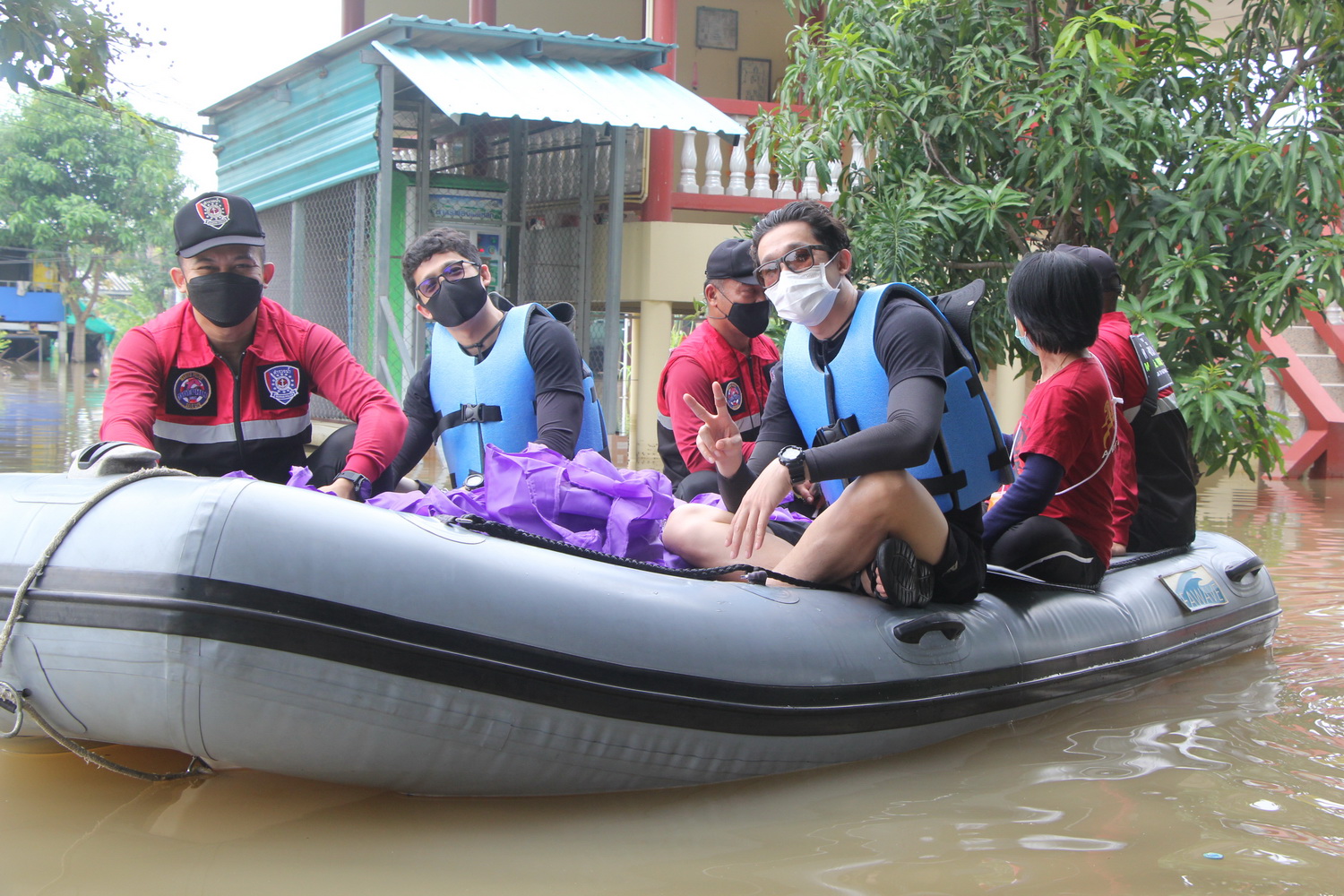 กบ ปภัสรา นำทีมนักแสดง ลุยช่วยน้ำท่วมต่อเนื่อง!! 