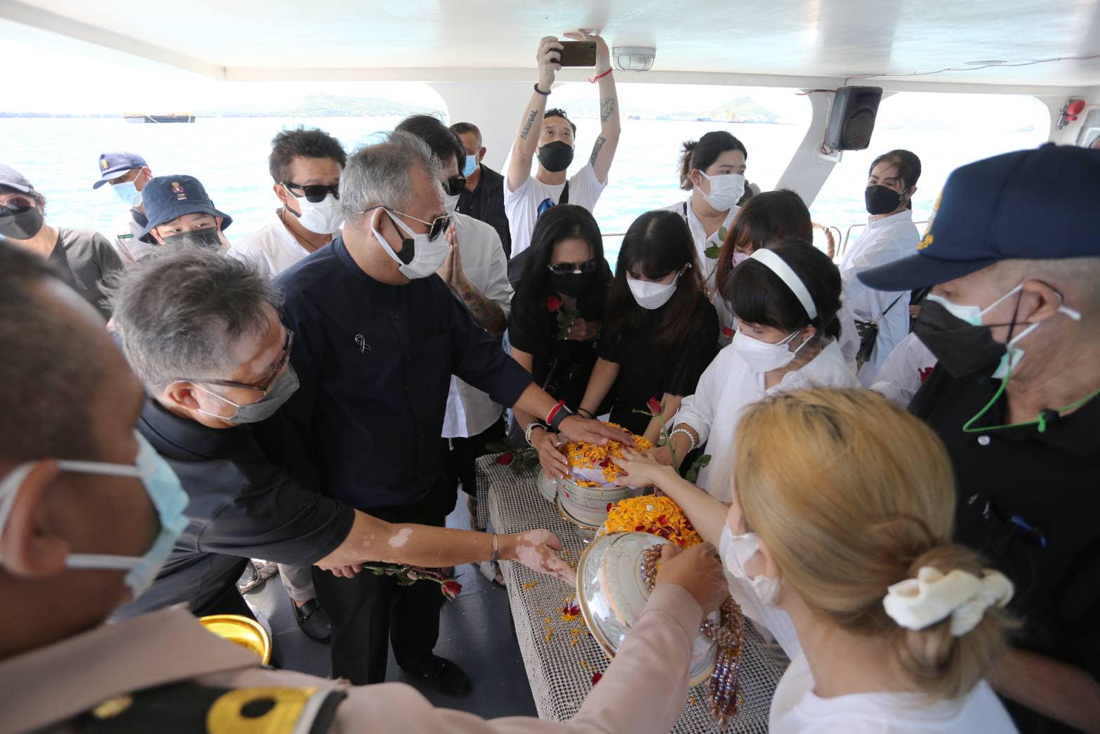 เป็ด เชิญยิ้ม นำอัฐิ พ่อแม่ ลอยอังคาร จ่อนำเงินทำบุญสร้างพระประธาน เป็ด เชิญยิ้ม นำอัฐิ พ่อแม่ ลอยอังคาร จ่อนำเงินทำบุญสร้างพระประธาน