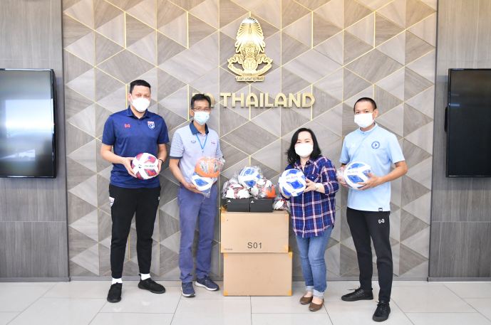 'ส.ผู้สื่อข่าวกีฬาออนไลน์' มอบลูกฟุตบอลให้ FM99 นำไป