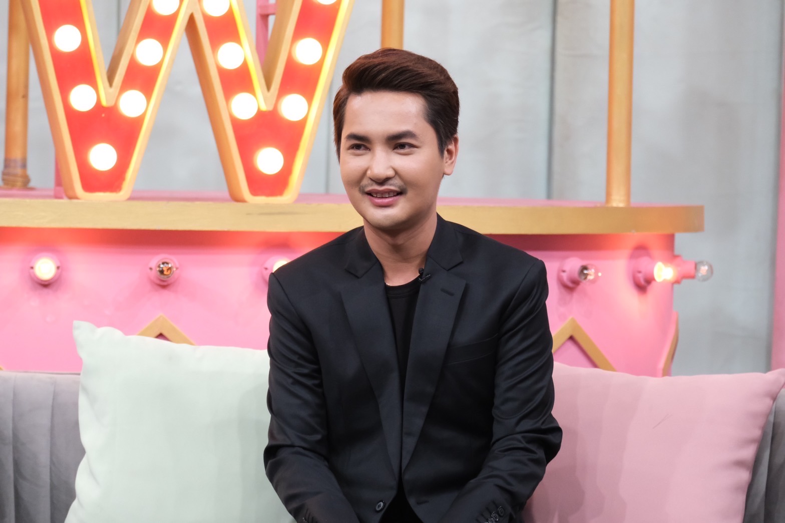 แอน อรดี-บอย ศิริชัย ควงเปิดใจจากคู่จิ้นหมอลำสู่คู่จริง ได้รับช่อดอกไม้สีทอง หลังเปิดตัว