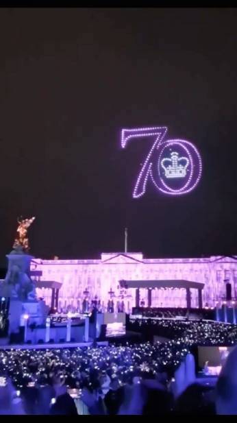 สุดอลังการ!! คอนเสิร์ตฉลอง ‘ควีนเอลิซาเบธที่ 2’ ครองราชย์ครบ 70 ปี (มีคลิป) สุดอลังการ!! คอนเสิร์ตฉลอง ‘ควีนเอลิซาเบธที่ 2’ ครองราชย์ครบ 70 ปี (มีคลิป)