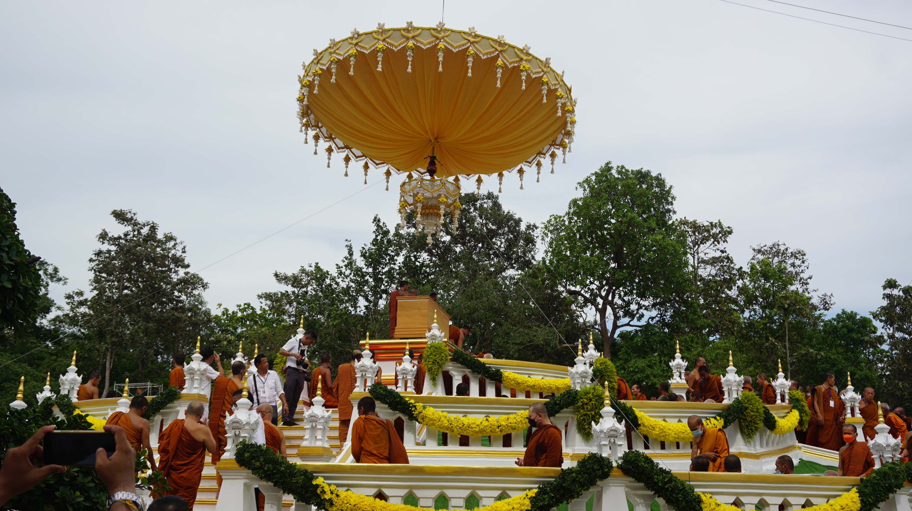 ประมวลภาพพิธีเคลื่อนสรีระสังขาร หลวงปู่แสง ขึ้นสู่เมรุชั่วคราว ประมวลภาพพิธีเคลื่อนสรีระสังขาร หลวงปู่แสง ขึ้นสู่เมรุชั่วคราว