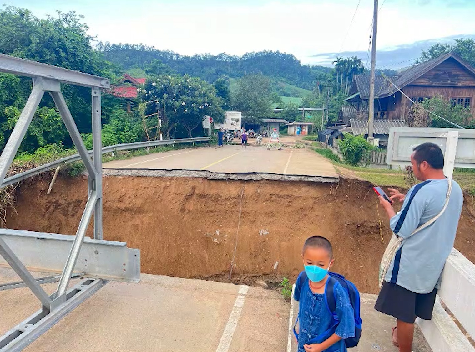 ฝนถล่มสบเมย! น้ำกัดเซาะ สะพานบ้านแม่ทะลุ ไม่สามารถสัญจรผ่านได้ ฝนถล่มสบเมย! น้ำกัดเซาะ สะพานบ้านแม่ทะลุ ไม่สามารถสัญจรผ่านได้