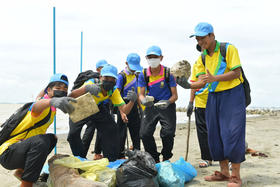 CPF รวมพลังพนักงานจิตอาสา เก็บขยะชายหาดและพื้นที่ป่าชายเลน ร่วมปกป้องท้องทะเล CPF รวมพลังพนักงานจิตอาสา เก็บขยะชายหาดและพื้นที่ป่าชายเลน ร่วมปกป้องท้องทะเล