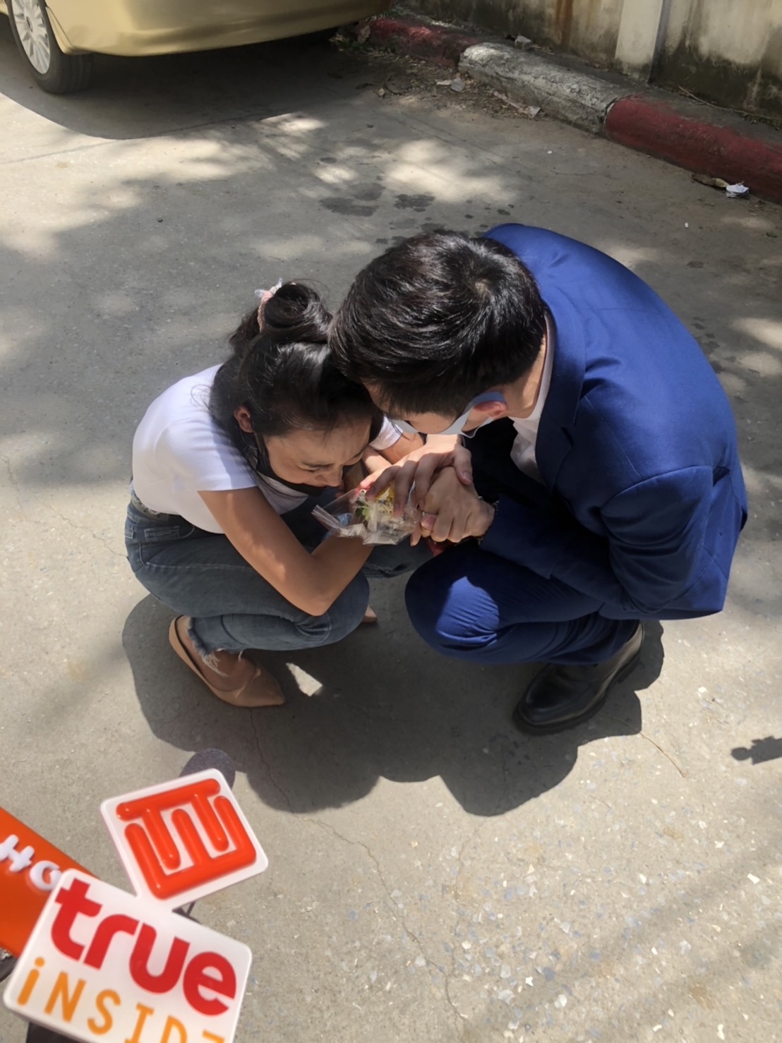 ยอมรับผิด!! แม็กซ์ คุกเข่าขอโทษ เอ็มมี่ กลางวงสัมภาษณ์ 