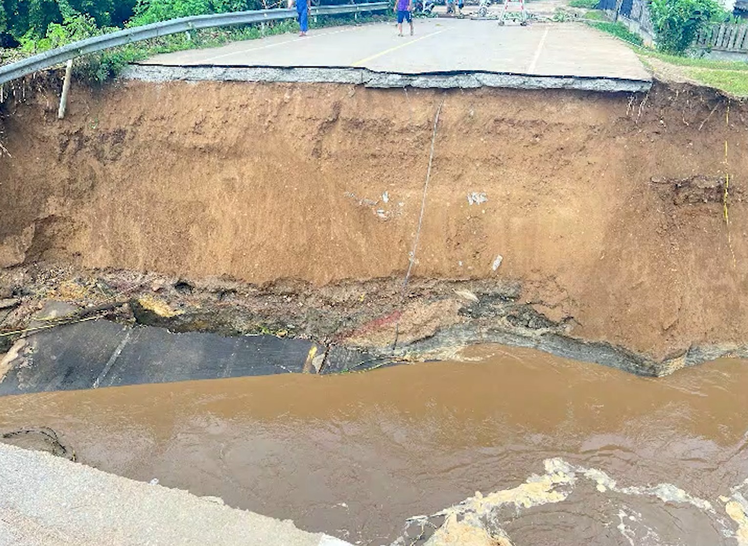 ฝนถล่มสบเมย! น้ำกัดเซาะ สะพานบ้านแม่ทะลุ ไม่สามารถสัญจรผ่านได้ ฝนถล่มสบเมย! น้ำกัดเซาะ สะพานบ้านแม่ทะลุ ไม่สามารถสัญจรผ่านได้
