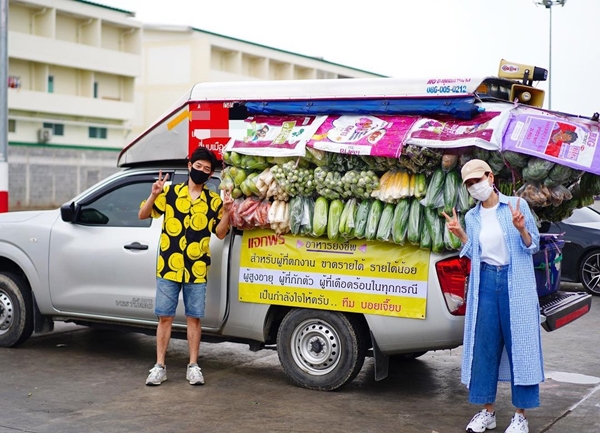 บอย - เจี๊ยบ ส่งรถพุ่มพวง แจกอาหารฟรี ช่วยเหลือคนเดือดร้อน!!