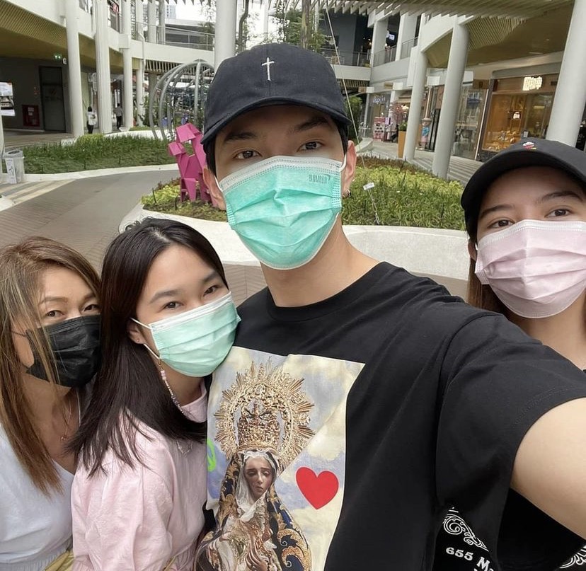 ริชชี่ ร่วมเฟรมพร้อมหน้าครอบครัว ก็อต แม่พระเอกโพสต์อ่านแล้วยิ้ม ริชชี่ ร่วมเฟรมพร้อมหน้าครอบครัว ก็อต แม่พระเอกโพสต์อ่านแล้วยิ้ม