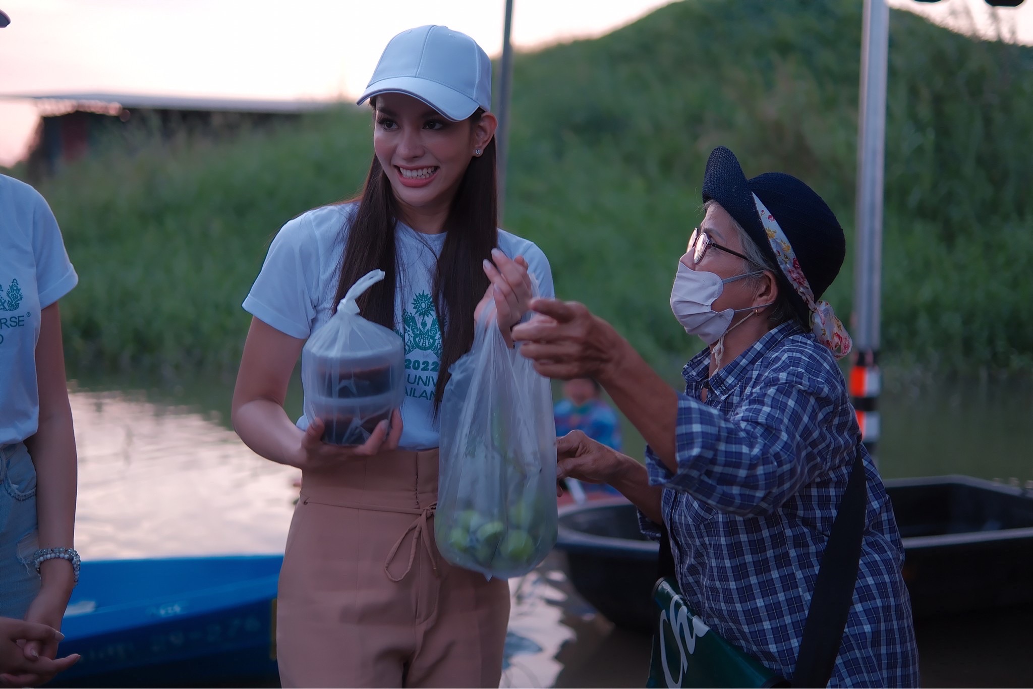 “แอนนาเสือ-แม่ปุ้ย” นำทีมนางงาม TPNG ลงเรือเยี่ยมให้กำลังใจ พร้อมแจกถุงยังชีพช่วยผู้ประสบภัยน้ำท่วม “แอนนาเสือ-แม่ปุ้ย” นำทีมนางงาม TPNG ลงเรือเยี่ยมให้กำลังใจ พร้อมแจกถุงยังชีพช่วยผู้ประสบภัยน้ำท่วม