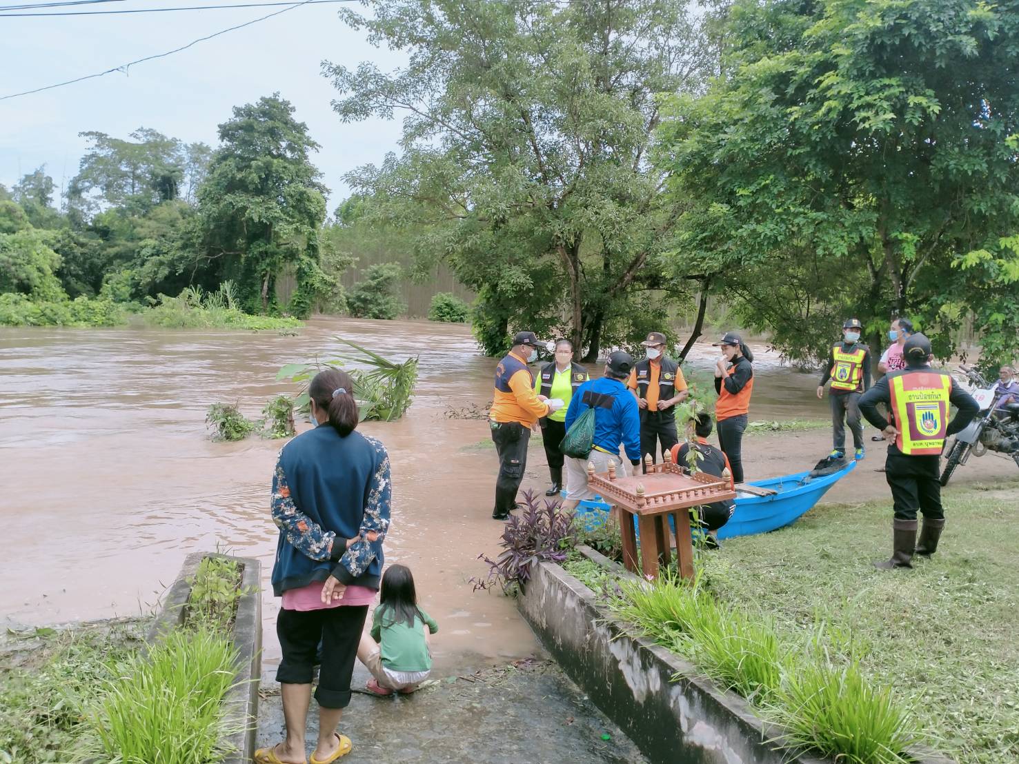 ฝนถล่มปราจีนบุรี น้ำป่าเขาใหญ่หลากท่วมบ้านเรือนประชาชน ฝนถล่มปราจีนบุรี น้ำป่าเขาใหญ่หลากท่วมบ้านเรือนประชาชน