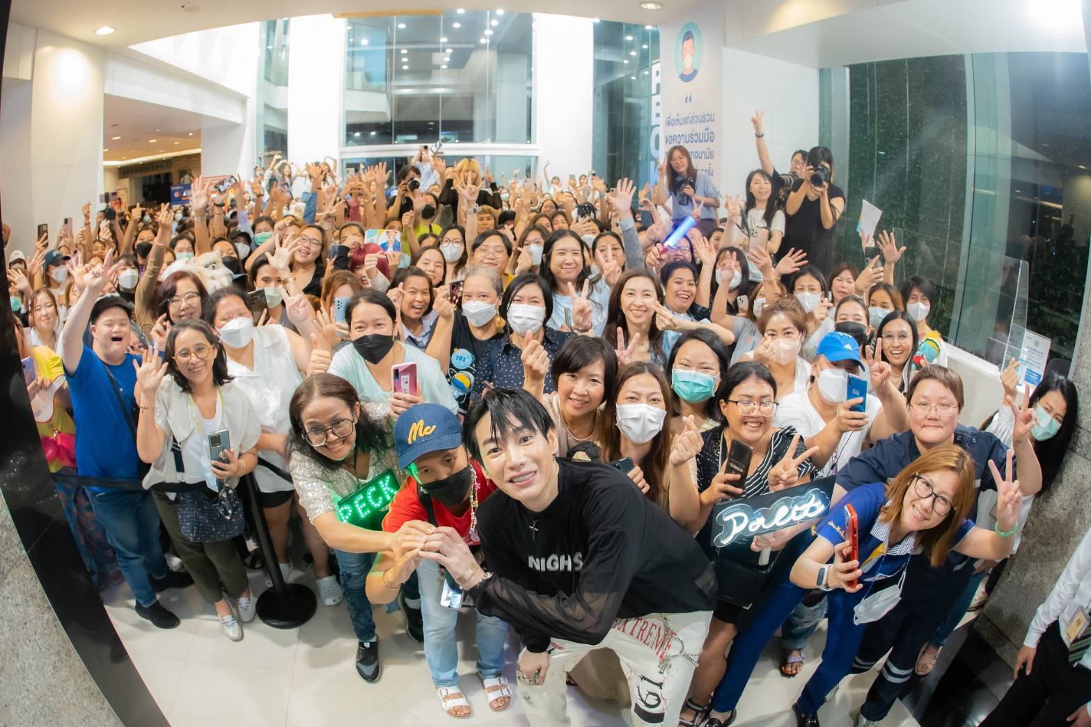 เป๊ก ผลิตโชค กับวันเกิดสุดพิเศษ แฟนคลับรวมตัวอวยพรสุดอลังการ เป๊ก ผลิตโชค กับวันเกิดสุดพิเศษ แฟนคลับรวมตัวอวยพรสุดอลังการ