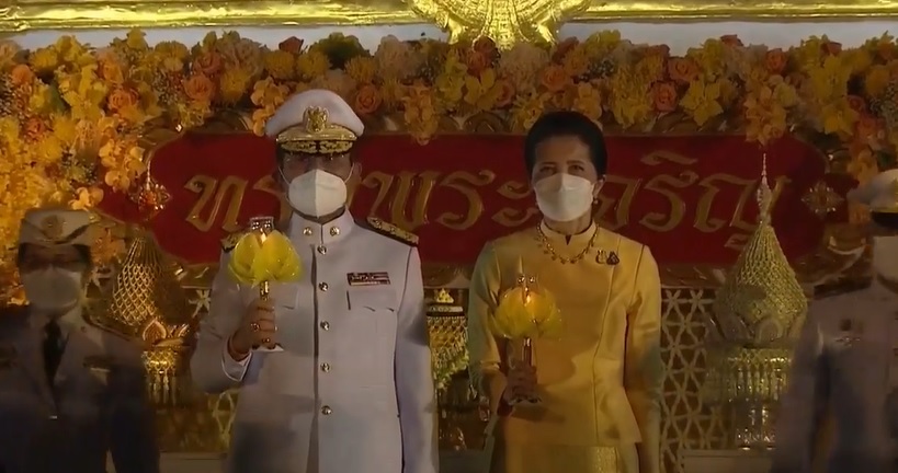 นายกฯ นำจุดเทียนถวายพระพรชัยมงคล วันเฉลิมพระชนมพรรษา พระบาทสมเด็จพระเจ้าอยู่หัว