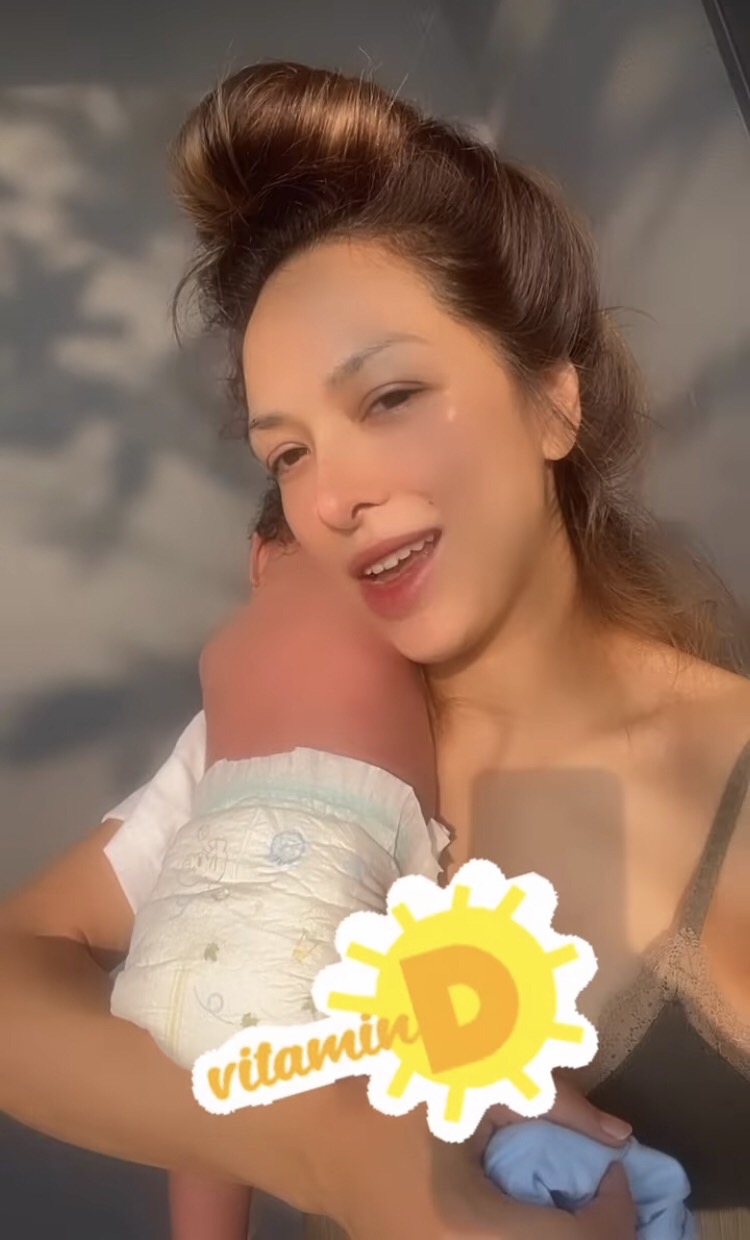 ส่องความน่ารัก ซาร่า โฮเลอร์ อุ้มลูกสาวรับวิตามินดียามเช้า 