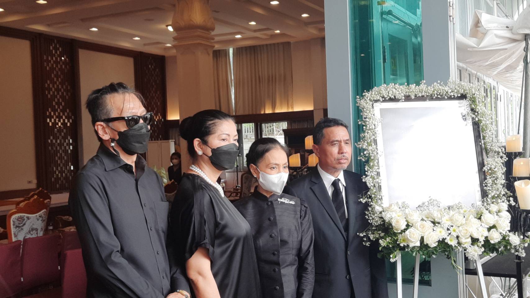 อ๊อฟ พงษ์พัฒน์ และคนในวงการเผยความรู้สึกหลังเข้าร่วมงานพิธีรดน้ำศพ หม่อมหลวงพันธุ์เทวนพ เทวกุล 