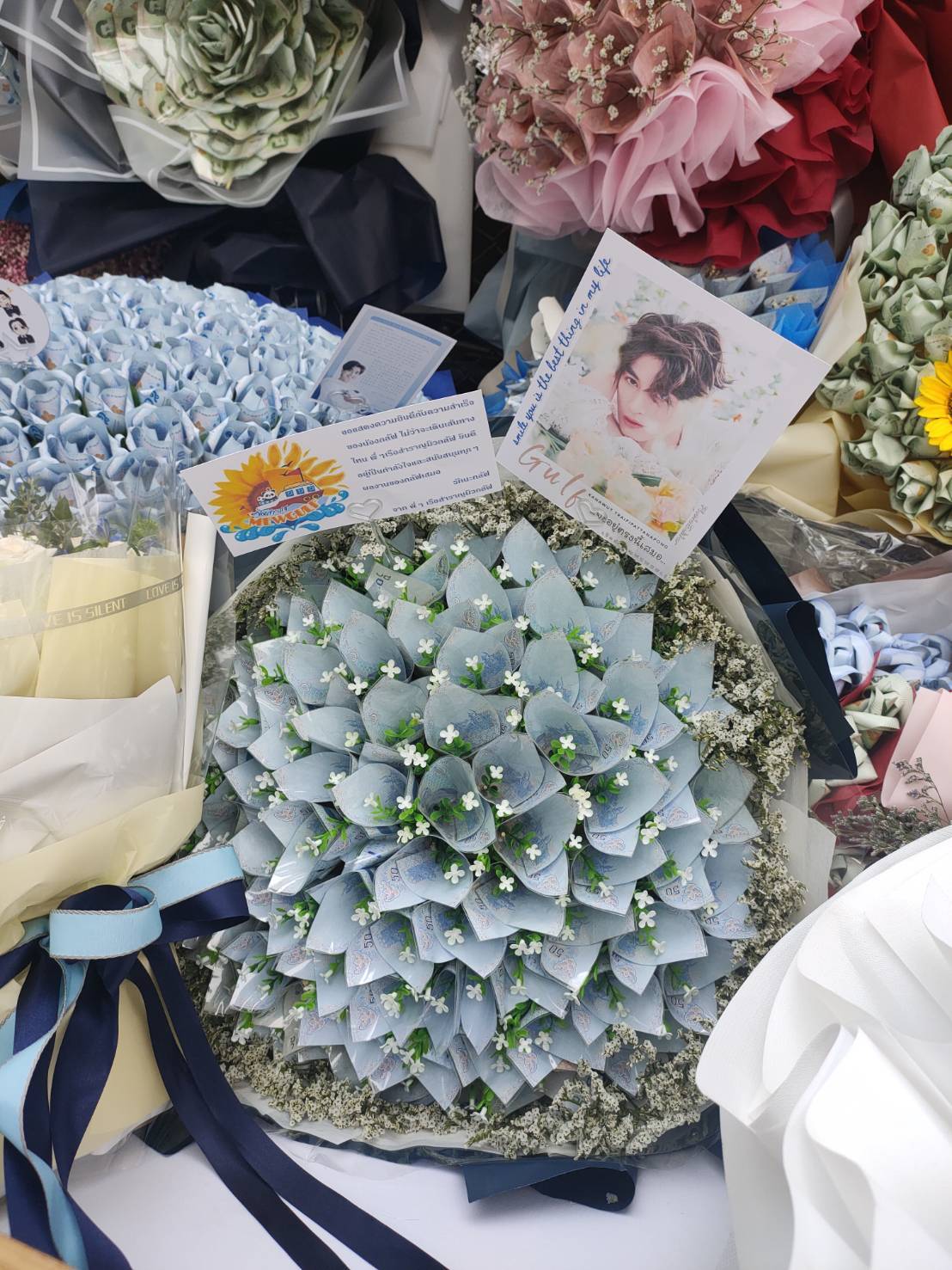 จัดหนัก! แฟนคลับหอบของเซอร์ไพรส์ต้อนรับ กลัฟ คณาวุฒิ หลังเซ็นสัญญาช่อง 3