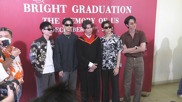ไบร์ท วชิรวิชญ์ ปลื้ม แฟนคลับจัดเต็มร่วมยินดีรับปริญญา    (มีคลิป)