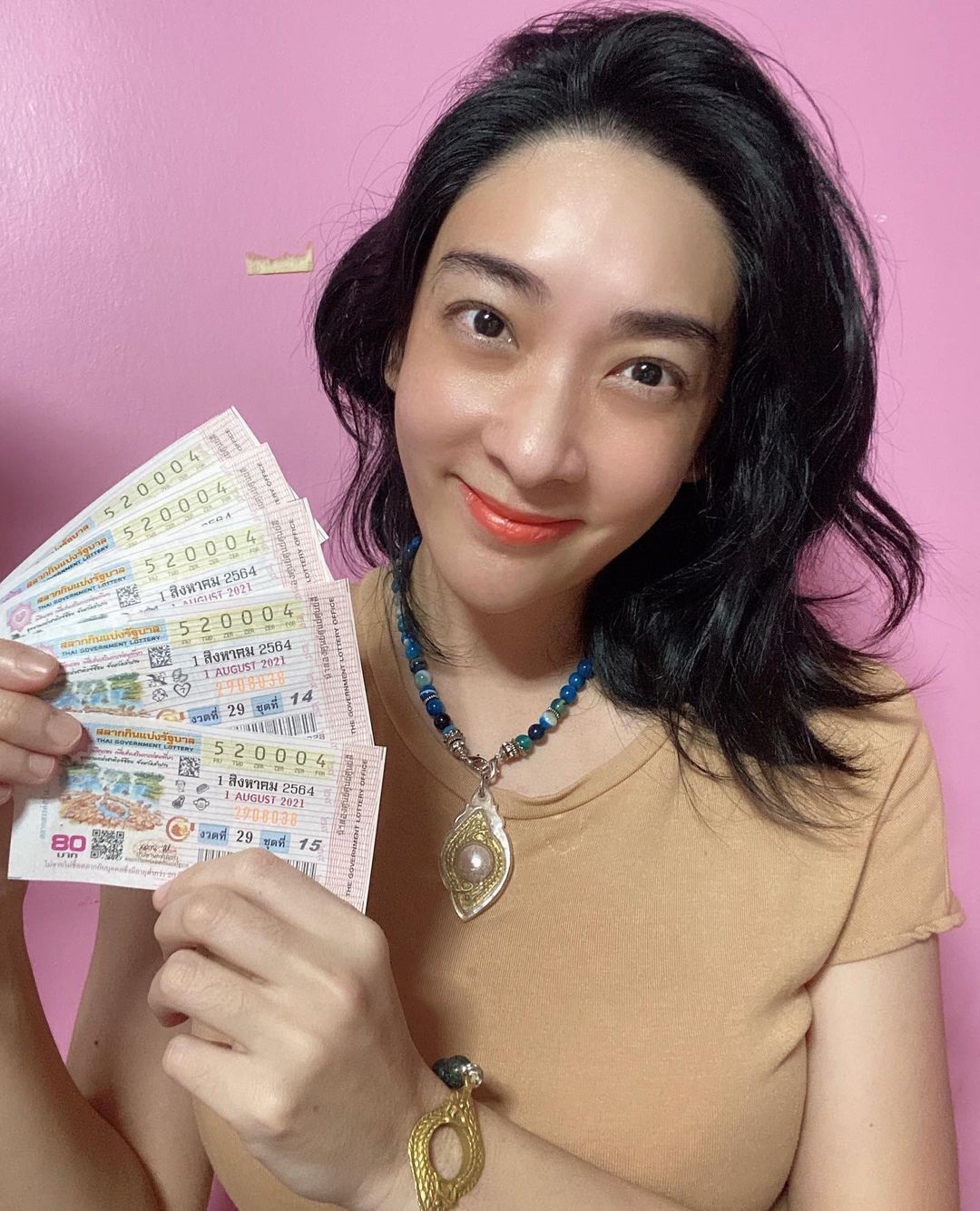 คนบันเทิง ดวงเฮง!! ถูกลอตเตอรี่ รับโชคก้อนโต คนบันเทิง ดวงเฮง!! ถูกลอตเตอรี่ รับโชคก้อนโต