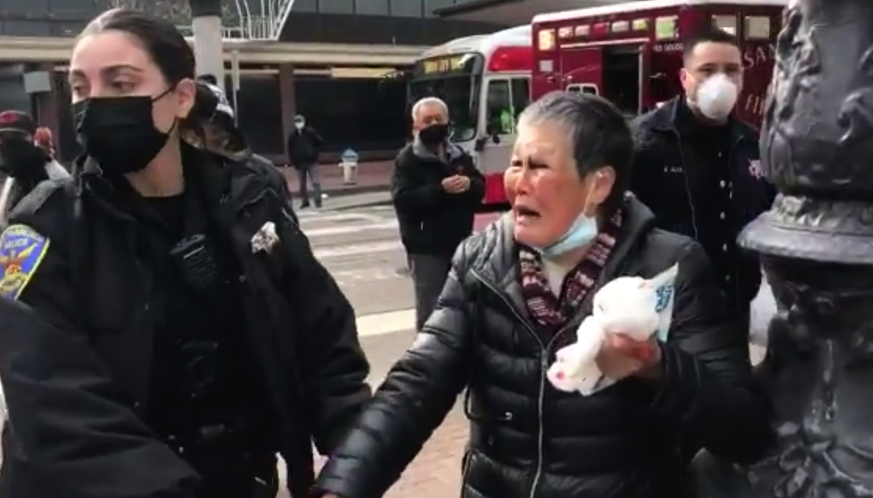 ชายผิวขายต่อยอาม่ากลางเมืองซานฟรานฯ เจอสู้กลับไม้ฟาดไม่ยั้งจนเจ็บหนักเอง ชายผิวขายต่อยอาม่ากลางเมืองซานฟรานฯ เจอสู้กลับไม้ฟาดไม่ยั้งจนเจ็บหนักเอง