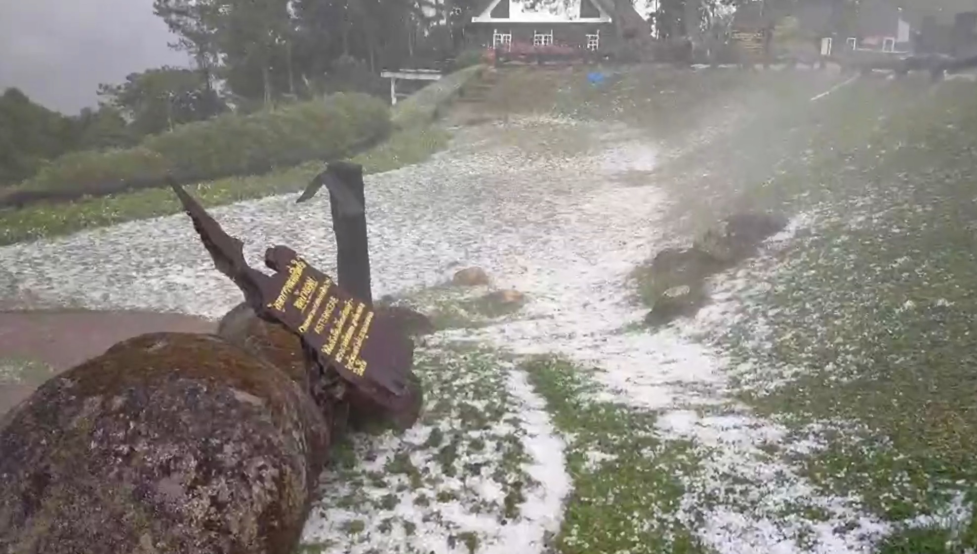 เปิดภาพ พายุลูกเห็บ ถล่มเชียงใหม่จนขาวโพลน! 