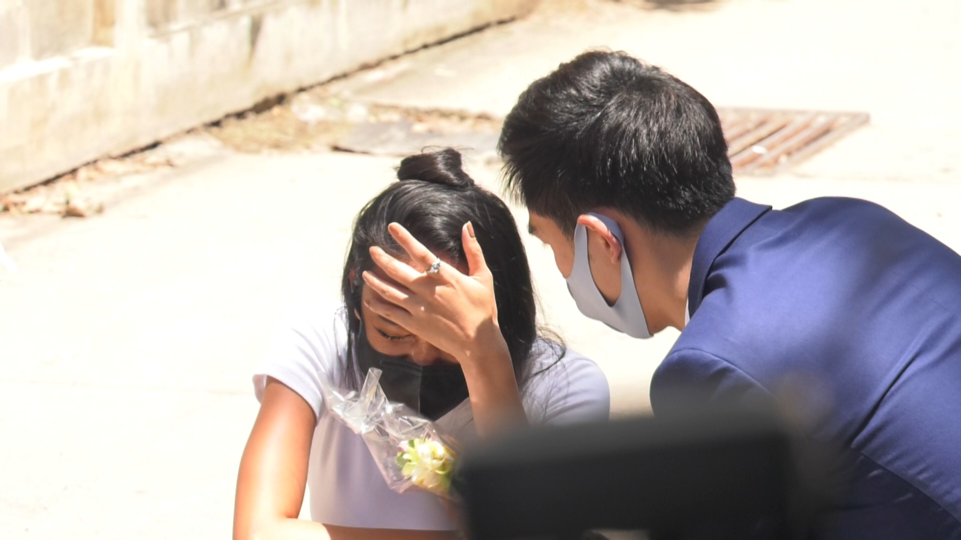 ยอมรับผิด!! แม็กซ์ คุกเข่าขอโทษ เอ็มมี่ กลางวงสัมภาษณ์ ยอมรับผิด!! แม็กซ์ คุกเข่าขอโทษ เอ็มมี่ กลางวงสัมภาษณ์