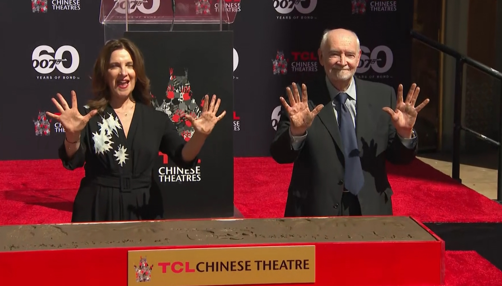 โปรดิวเซอร์แฟรนไชส์ “James Bond” ประทับรอยมือที่ “TCL Chinese Theatre”