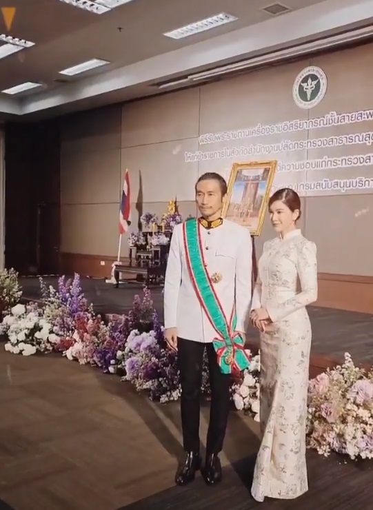 ก้อย รัชวิน เผยภาพสุดภูมิใจ ตูน บอดี้สแลม เข้ารับพระราชทานเครื่องราชอิสริยาภรณ์ ชั้นสายสะพาย