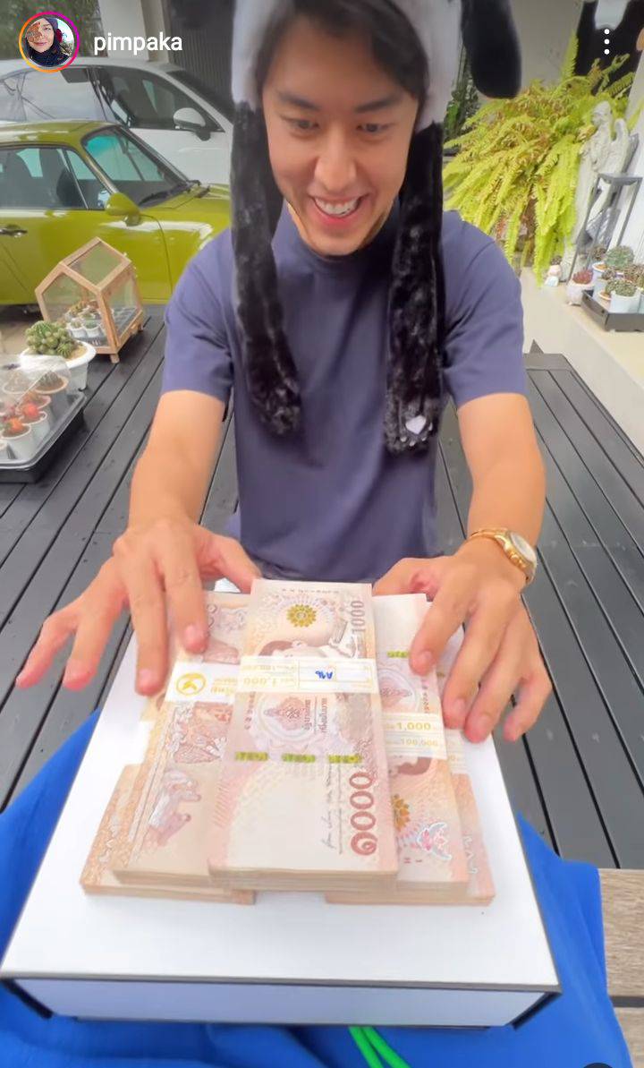 นาย ณภัทร หอบของขวัญเซอร์ไพรส์วันเกิด แม่หมู พิมพ์ผกา นาย ณภัทร หอบของขวัญเซอร์ไพรส์วันเกิด แม่หมู พิมพ์ผกา