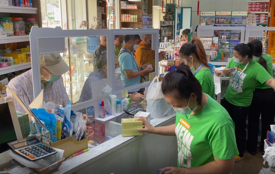 ชาวเชียงใหม่แห่ซื้อ ยาล้างตา - หน้ากาก n95 สู้หมอกควัน ชาวเชียงใหม่แห่ซื้อ ยาล้างตา - หน้ากาก n95 สู้หมอกควัน