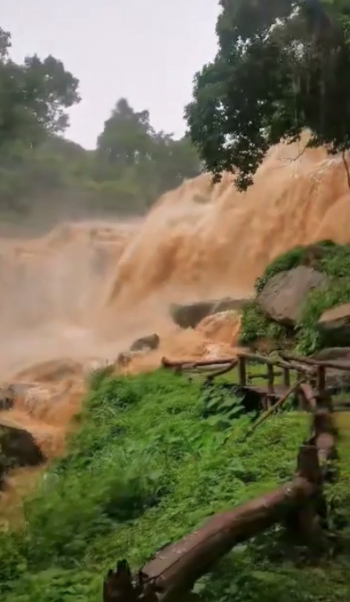 “ฝนตกหนัก” ดอยอินทนนท์  น้ำป่าทะลักน้ำตกแม่กลาง เตือนชุมชนเฝ้าระวัง