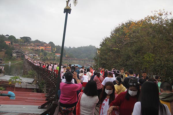เปิดภาพนทท.เต็มสะพานไม้สังขละบุรี คาดเงินสะพัด 10 ล้าน เปิดภาพนทท.เต็มสะพานไม้สังขละบุรี คาดเงินสะพัด 10 ล้าน