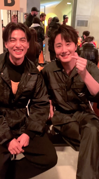 กลัฟ คณาวุฒิ - จองอิลอู'!! หล่อคูลกระทบไหล่ชมแฟชั่นโชว์ Onitsuka Tiger ที่มิลาน