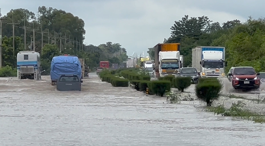 ถ.มิตรภาพ จมน้ำ! หลังเจอฝนตกหนัก รถทัวร์-รถบรรทุก เสียหายหลายคัน ถ.มิตรภาพ จมน้ำ! หลังเจอฝนตกหนัก รถทัวร์-รถบรรทุก เสียหายหลายคัน
