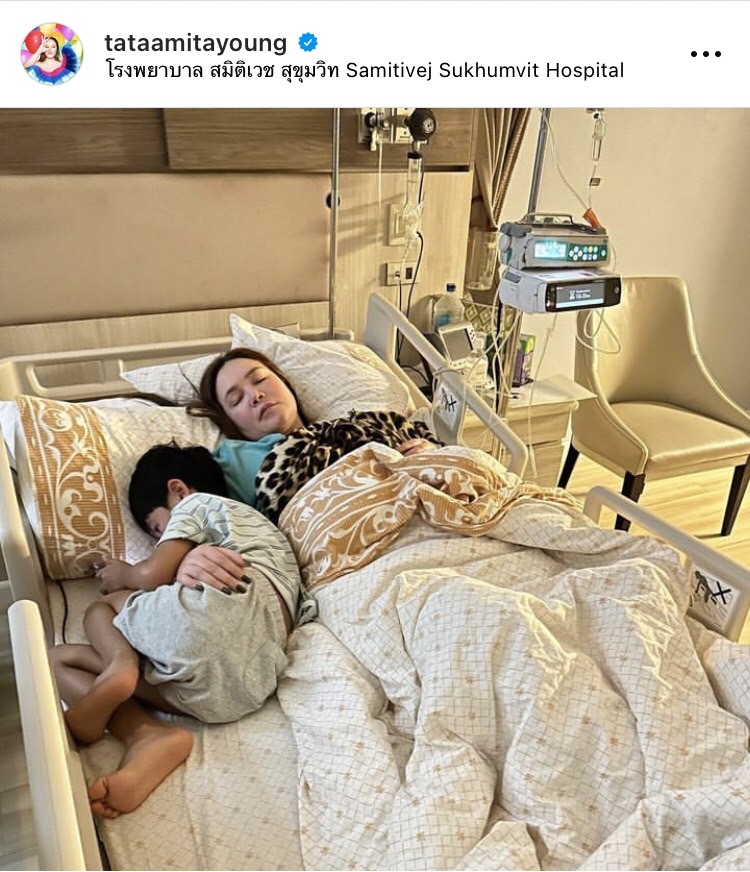 โมเมนต์สุดซึ้ง น้องเร เช็ดน้ำตาปลอบใจคุณแม่ ทาทา ยัง หลังนอนโรงพยาบาลกว่า 40 วัน 