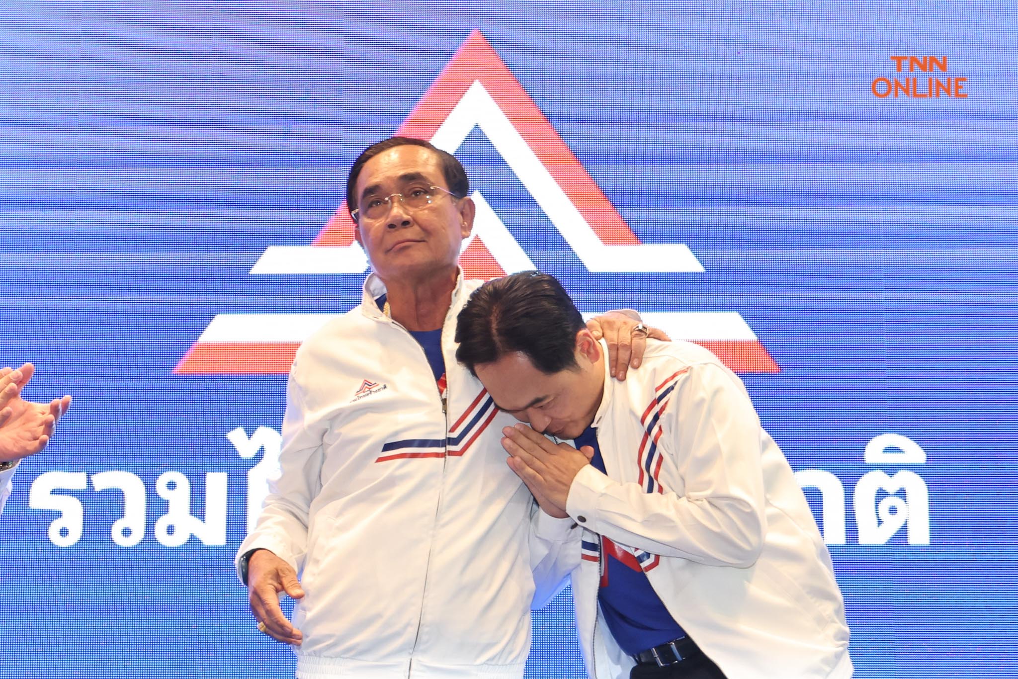 นายก เข้าพรรค รทสช. ครั้งแรก สวมเสื้อรับอดีต ส.ส. เข้าพรรคระดับเกรดเอ นายก เข้าพรรค รทสช. ครั้งแรก สวมเสื้อรับอดีต ส.ส. เข้าพรรคระดับเกรดเอ