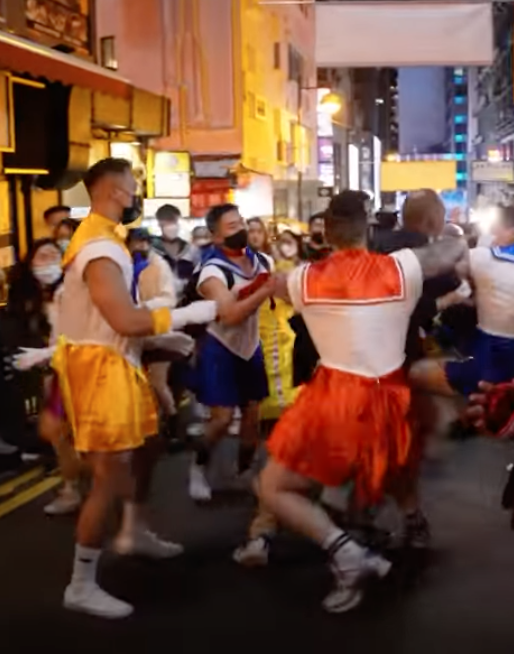 ควันหลงฮาโลวีน! ไวรัลเซเลอร์มูนกล้ามโตรุมลงฑัณฑ์หนุ่มฝรั่ง ชาวเน็ตแห่แชร์ ควันหลงฮาโลวีน! ไวรัลเซเลอร์มูนกล้ามโตรุมลงฑัณฑ์หนุ่มฝรั่ง ชาวเน็ตแห่แชร์