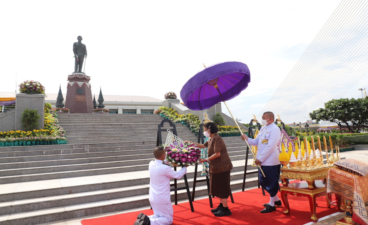 กรมสมเด็จพระเทพฯ เสด็จแทนพระองค์ ทรงวางพวงมาลาถวายราชสักการะพระบรมราชานุสาวรีย์พระบาทสมเด็จพระปรเมนทรมหาอานันทมหิดลเนื่องในวันคล้ายวันสวรรคต 