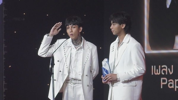ร่างกายยังไม่เต็มร้อย “Paper Planes” เพิ่งหายไข้หวัดใหญ่สายพันธุ์ B (มีคลิป) ร่างกายยังไม่เต็มร้อย “Paper Planes” เพิ่งหายไข้หวัดใหญ่สายพันธุ์ B (มีคลิป)