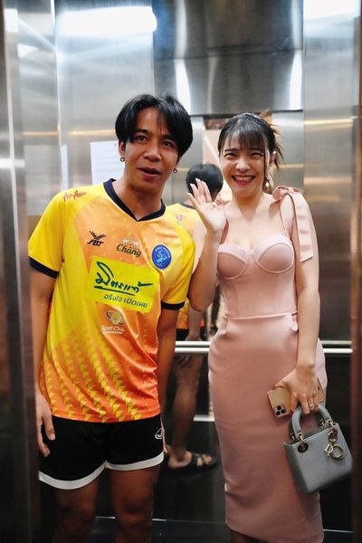 เบล ภรรยา ก้อง ห้วยไร่ โพสต์ถึงคนขาดสติ! ต่อยเป้าสามีขณะถ่ายรูปกับแฟนคลับ