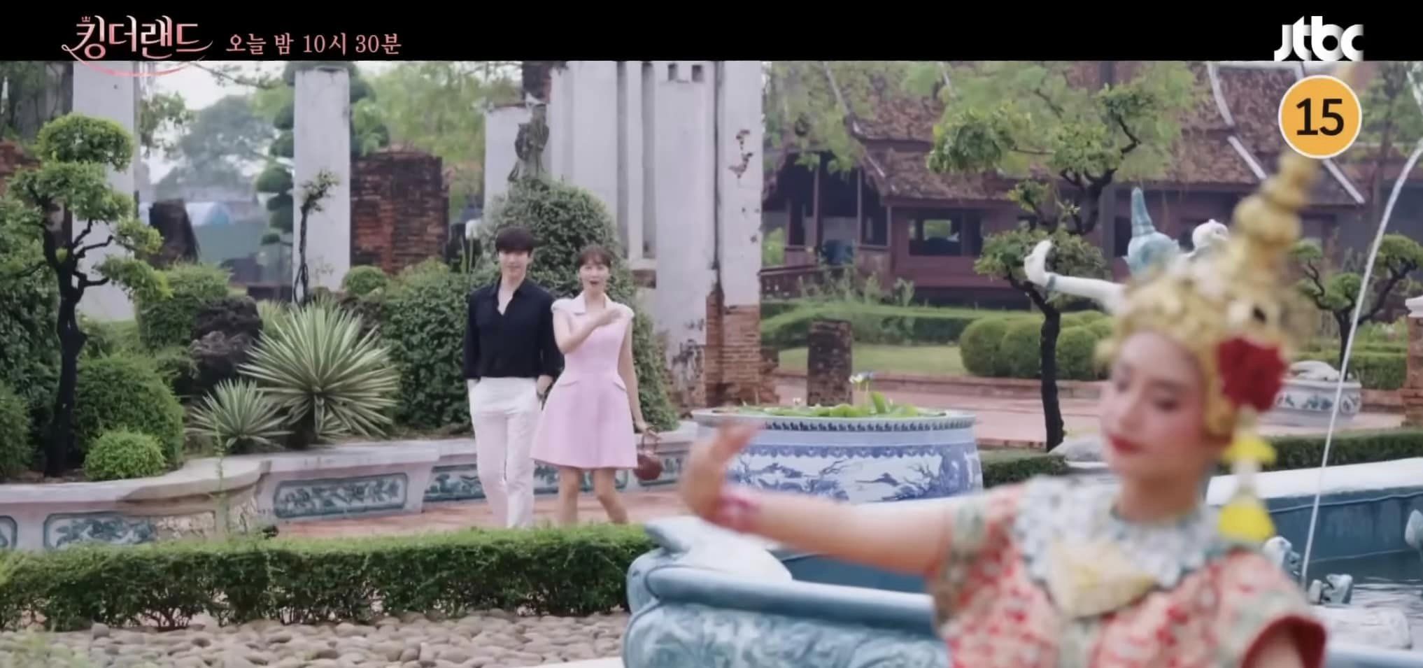 สวีททั่วกรุง!! ‘จุนโฮ - ยุนอา’ พระนางซีรีส์ King the Land กับฉากหวานในเมืองไทย สวีททั่วกรุง!! ‘จุนโฮ - ยุนอา’ พระนางซีรีส์ King the Land กับฉากหวานในเมืองไทย