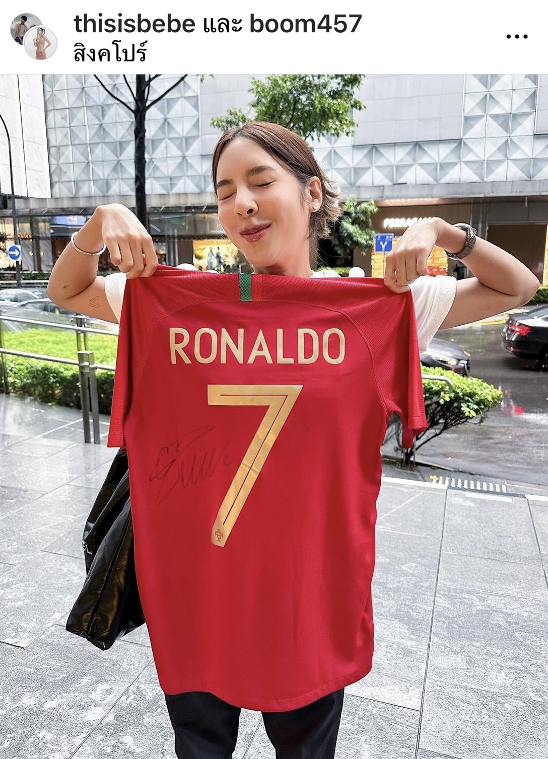 เบเบ้ ธันย์ชนก อวดภาพกระทบไหล่ คริสเตียโน่ โรนัลโด้