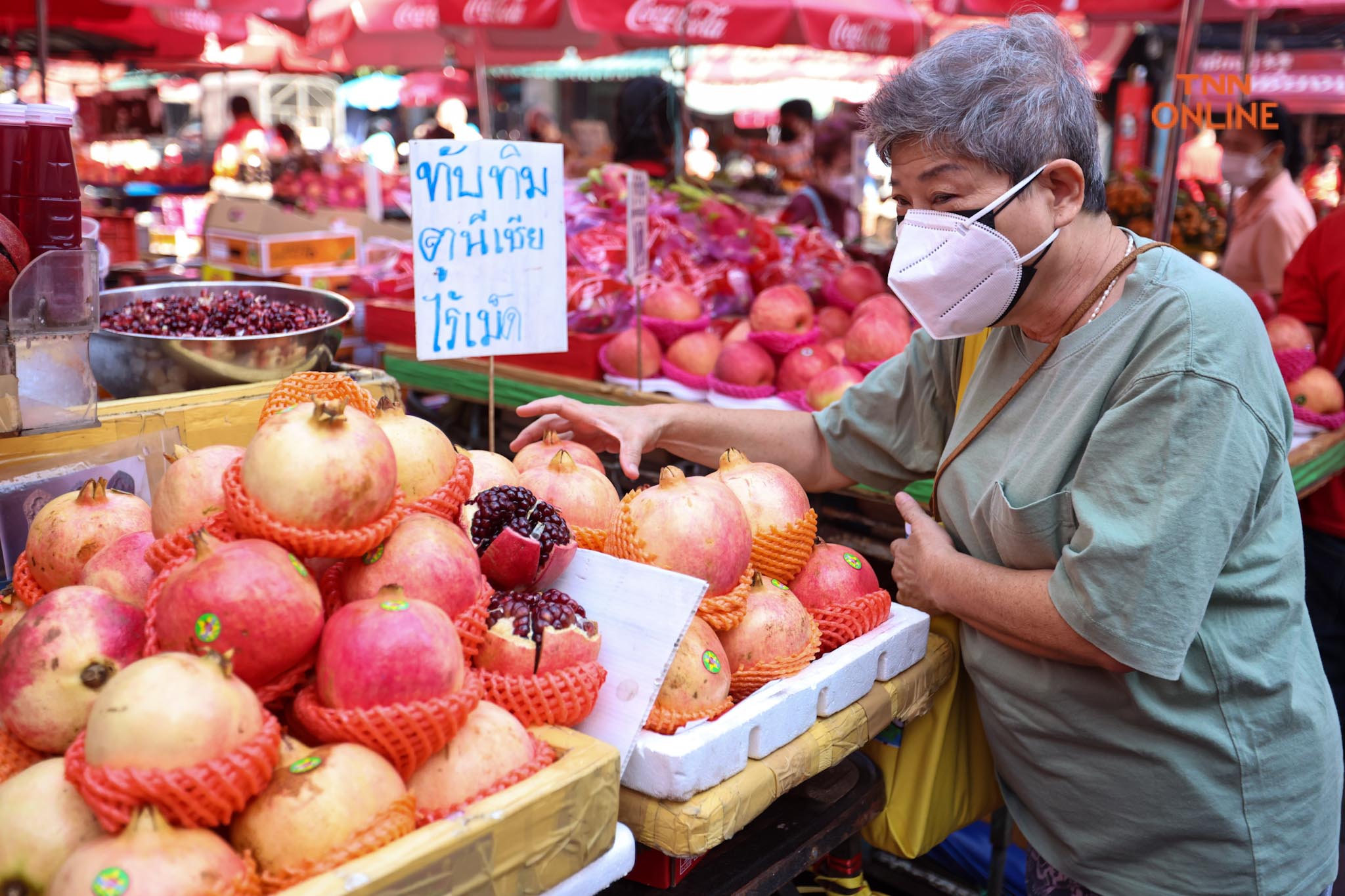 วันจ่ายเยาวราชคึกคัก ชาวไทยเชื้อสายจีนเลือกซื้อของไหว้ตรุษจีน วันจ่ายเยาวราชคึกคัก ชาวไทยเชื้อสายจีนเลือกซื้อของไหว้ตรุษจีน