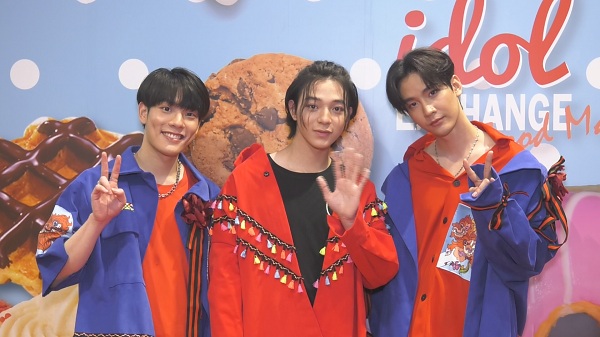 แฟนคลับแห่ประมูลรูป “บาส-คิมม่อน-คอปเตอร์” ได้ยอดนับแสน (มีคลิป) แฟนคลับแห่ประมูลรูป “บาส-คิมม่อน-คอปเตอร์” ได้ยอดนับแสน (มีคลิป)