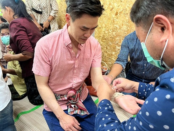 ไมค์ ภิรมย์พร จัดงานบายศรีสู่ขวัญ ต้อนรับลูกสาวกลับเมืองไทย (มีคลิป) ไมค์ ภิรมย์พร จัดงานบายศรีสู่ขวัญ ต้อนรับลูกสาวกลับเมืองไทย (มีคลิป)
