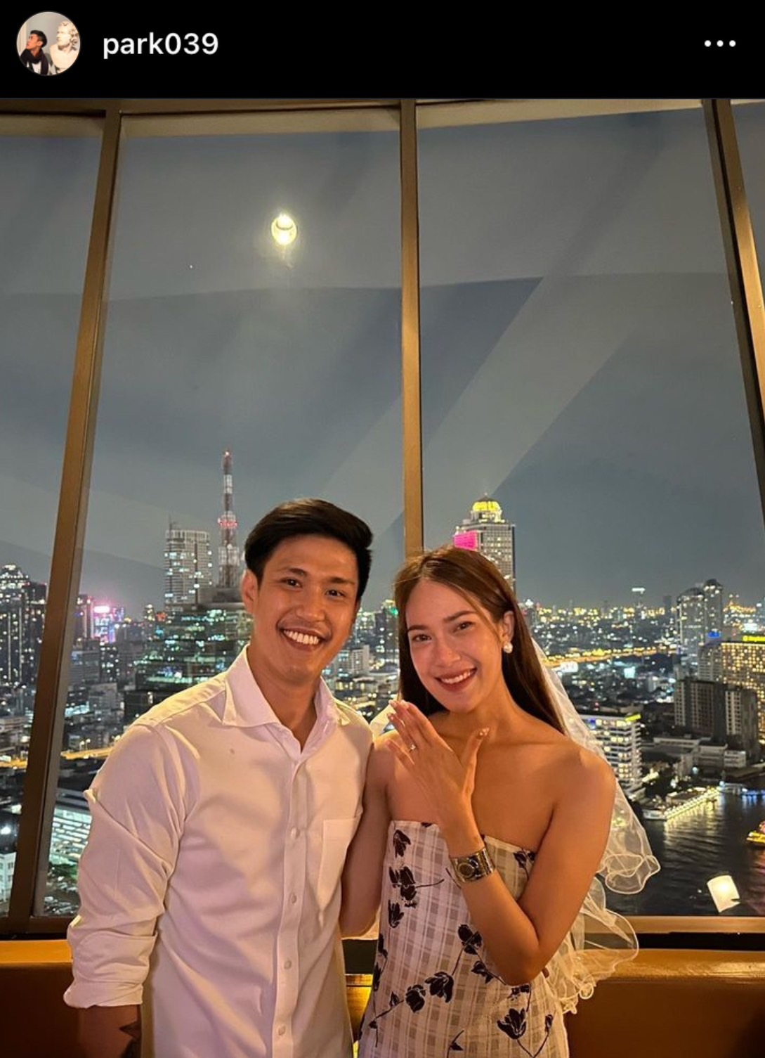 ปาร์ค Cocktail เซอร์ไพรส์ ขอแฟนสาวนอกวงการแต่งงานแล้ว ปาร์ค Cocktail เซอร์ไพรส์ ขอแฟนสาวนอกวงการแต่งงานแล้ว