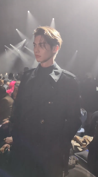 หล่อปังระดับโลก!! ประมวลลุค 'ไบร์ท วชิรวิชญ์' ประชันซุปตาร์โลก ชมแฟชั่นโชว์ลอนดอน หล่อปังระดับโลก!! ประมวลลุค 'ไบร์ท วชิรวิชญ์' ประชันซุปตาร์โลก ชมแฟชั่นโชว์ลอนดอน