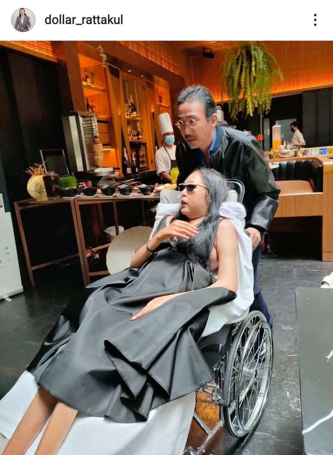 เสธ.ดอลลาร์ เผยโมเมนต์สุดอบอุ่น พา คุณหญิงแมงมุม ไปทานข้าวนอกบ้าน เสธ.ดอลลาร์ เผยโมเมนต์สุดอบอุ่น พา คุณหญิงแมงมุม ไปทานข้าวนอกบ้าน