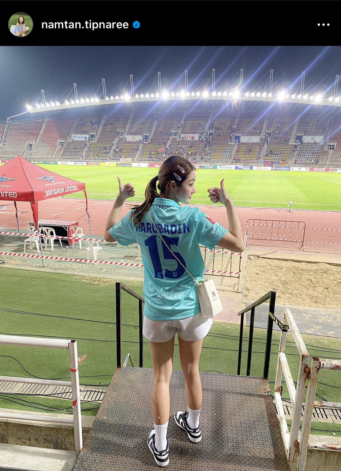 โมเมนต์น่ารัก น้ำตาล ทิพย์นารี ตามเชียร์พี่ชาย ต้น นฤบดินทร์ ติดขอบสนาม
