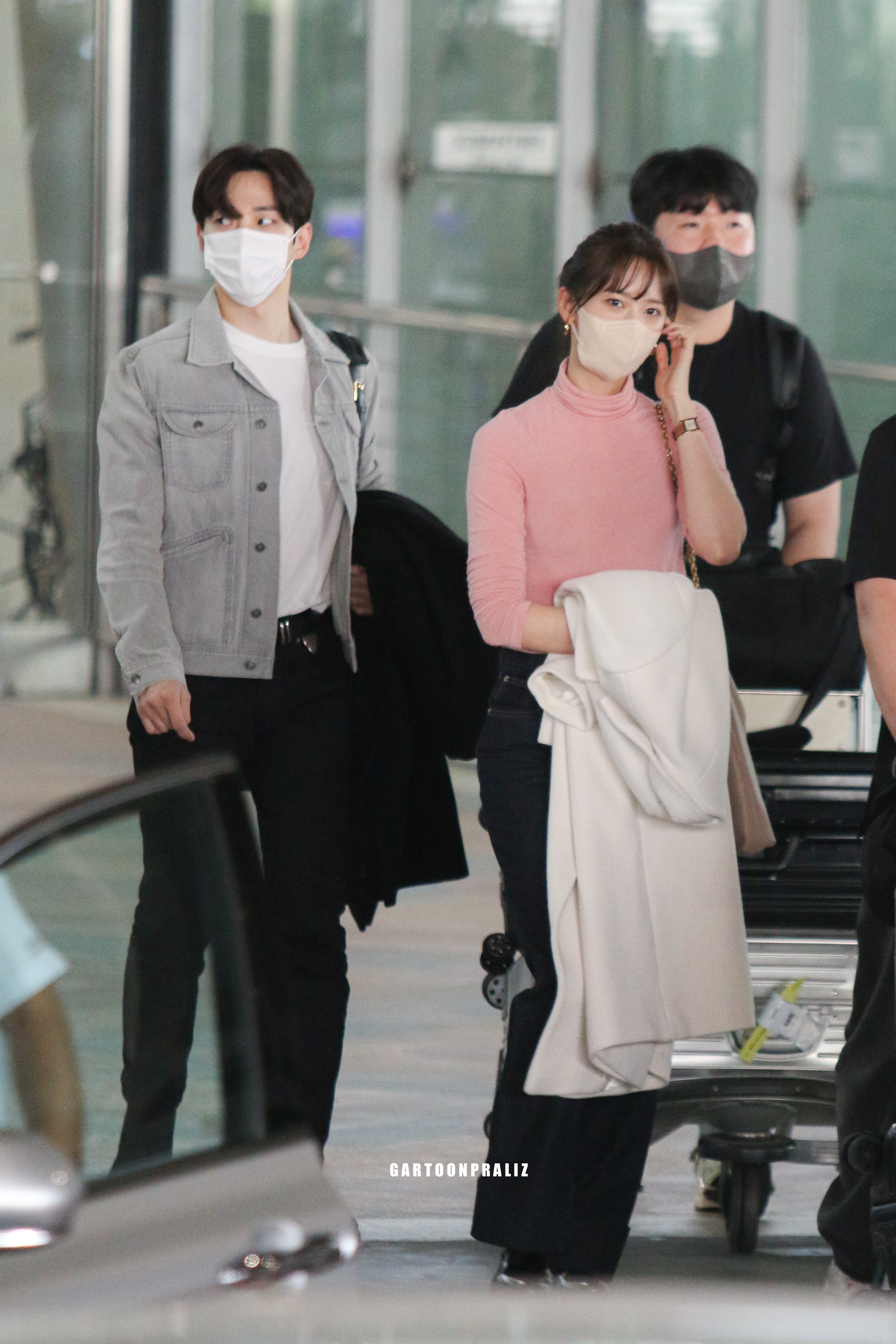 ถึงไทยแล้ว!! 'อีจุนโฮ - ยุนอา' พระนางเกาหลี ลัดฟ้าถ่ายทำซีรีส์ King the Land ในไทย ถึงไทยแล้ว!! 'อีจุนโฮ - ยุนอา' พระนางเกาหลี ลัดฟ้าถ่ายทำซีรีส์ King the Land ในไทย