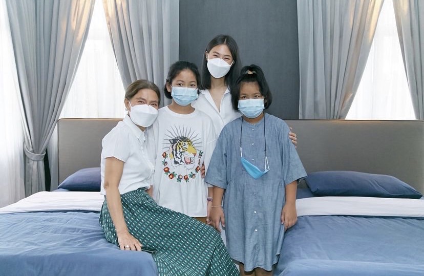 น้องกระปุก-น้องออมสิน ที่เสียแม่จากโควิด ย้ายอยู่ครอบครัวใหม่ เอ๋ ชนม์สวัสดิ์-ตู่ อุปถัมภ์ น้องกระปุก-น้องออมสิน ที่เสียแม่จากโควิด ย้ายอยู่ครอบครัวใหม่ เอ๋ ชนม์สวัสดิ์-ตู่ อุปถัมภ์