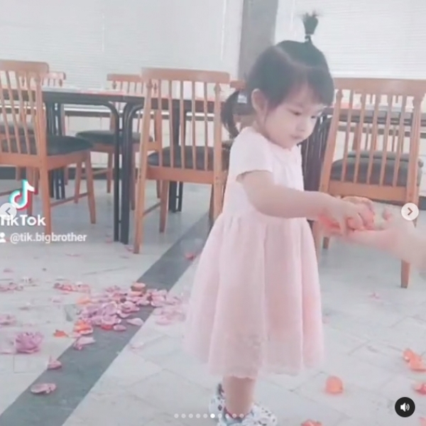 “ติ๊ก บิ๊กบราเธอร์” เดินหน้าง้ออดีตสามีหรือเปล่า? หลังโพสต์ขอบคุณ “หนุ่ม ศรราม” พร้อมคลิปที่ลูกสาวกำลังเล่นดอกกุหลาบสำนึกผิดสีส้ม 